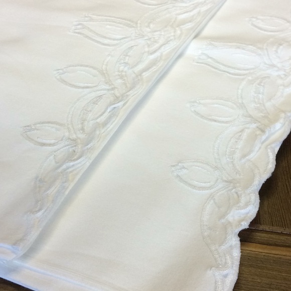 FINAL SALE PRICE Vintage White Tulip Design Pillow Case Set - Picture 3 of 5